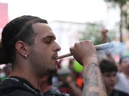 Fréquenter des fumeurs de cannabis sans fumer ? Des risques pénaux et pour  la santé : "C'est injuste !", fustige Infor-Drogues