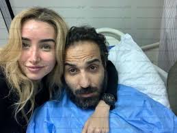 أعد الثنائي المصري أحمد فهمي وهنا الزاهد مفاجأة لحضور حفل زفافهما، الذي أقيم مساء أمس في أحد فنادق القاهرة، حيث قاما بتغيير ملابس الزفاف قبل نهاية الحفل. Ø¬Ø±Ø§Ø­ØªØ§Ù† ÙˆÙˆÙØ§Ø© Ø§Ù„Ø£Ø²Ù…Ø§Øª ØªÙ„Ø§Ø­Ù‚ Ø£Ø­Ù…Ø¯ ÙÙ‡Ù…ÙŠ ÙˆÙ‡Ù†Ø§ Ø§Ù„Ø²Ø§Ù‡Ø¯ Ù…Ù†Ø° Ø§Ù„Ø²ÙØ§Ù Ø§Ù„Ø£Ø³Ø·ÙˆØ±ÙŠ ÙÙ† ÙˆØ«Ù‚Ø§ÙØ© Ø§Ù„ÙˆØ·Ù†