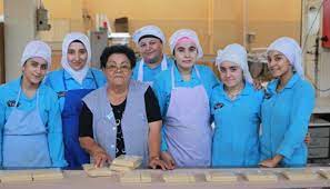 umutsuzluga teslim olmayin bir bilezikle baslayip fabrika sahibi olan serif hanim in hikayesi kadin serif oya