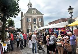 Tijdens de watersnood van 1809 en de stormvloed van 1820 boden de vestingwallen bescherming tegen het hoge water. Stadhuis In Vestingstadje Nieuwpoort Maanden Dicht Voor Verbouwing Rivierenland Ad Nl