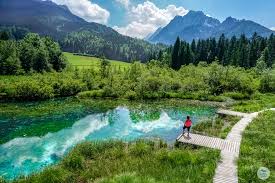 V zelencih se voda pokaže v obliki jezera, ki v globino meri približno 2 metra in je zelene barve. Save Radweg Villach Italien Und Slowenien