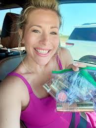 SAMON!!! It's a summer dream 🤩 & sadly it's DISCONTINUED!! I have ONE  left. Who wants it? 🧡