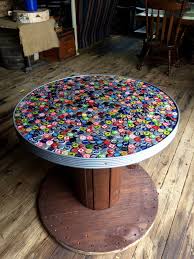 Beer Cap Table Kunst Mit Flaschenverschlussen Kabelspulen Tisch Regal Selber Machen