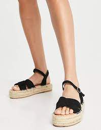 De afgelopen jaren hebben de ontwerpers de schoen een nieuw jasje gegeven, en iconen aarzelen niet om ze te dragen! Glamorous Flache Espadrilles Sandalen In Schwarz Asos