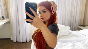 Musa do Grêmio puxa a calcinha pro lado e faz pedido ousado