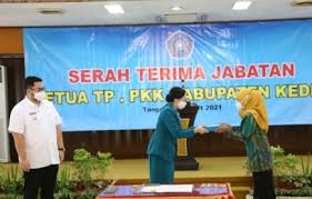 Untuk masker diadakan melalui desa, tapi untuk sosialisasi dan pembagian masker dilakukan dari rumah ke rumah oleh ibu pkk, kata mendes. Annisa Hanindhito Pkk Kabupaten Kediri Harus Lebih Proaktif Turun Ke Masyarakat Lenteratoday Com