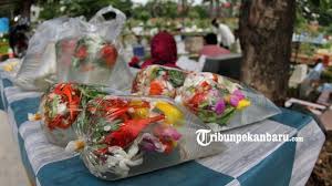 Pot bunga merupakan hiasan yang wajib ada di ruang tamu baik itu untuk bunga hidup maupun bunga imitasi dari plastik. Pedagang Bunga Rampai Meningkat Jelang Ramadhan Tribun Pekanbaru
