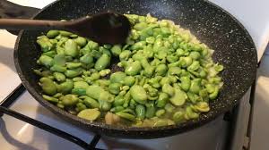 Una pietanza tipica della tradizione contadina pugliese, a base di fave, pangrattato, succo di limone e parmigiano, ideale anche come antipasto o come secondo piatto vegetariano. Fave Fresche In Preparazione Youtube