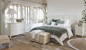 Photo philippe herbillot idées déco pour une chambre parentale romantique de taille moyenne avec un mur blanc et un sol en bambou. Deco De Chambre Romantique 16 Idees Et Inspirations