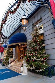 Christmastime In London Sed Bona In 2021 Entrance Design London Christmas Retro Interior Design