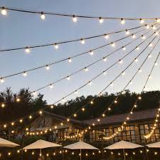 La catenaria di lampadine per esterno è disponibile in più misure di differente lunghezza e con differente numero di portalampade. Catena Luminosa Catenaria 30 Metri Con 11 Lampadine A Filamento Da 7w