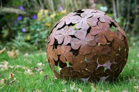 Dekokugel Rost In 2020 Garten Deko Gartenkugeln Gartendeko Figuren
