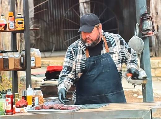 Tonight is the night! Who will be crowned the next Master of 'Cue? 👑 Don't  miss the season finale of #BBQBrawl with Bobby Flay, Maneet Chauhan and  Chef Antonia Lofaso tonight @