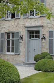 Franzosisch Land Garten Pflanzer Fur Den Fruhling Exterior House Colors Exterior Brick House Exterior