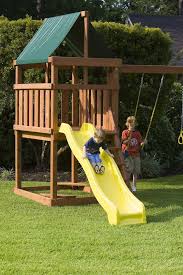 Schaukel Selber Bauen Ein Spielplatz Selber Bauen Aus Plastik Und Holz Fur Die Geschwister Spielturm Selber Bauen Hintergarten Diy Pergola