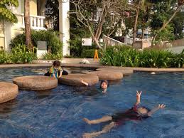 Uniknya, kegiatan tersebut dilakukan para bocah itu di sungai depan bangunan megah pusat perbelanjaan plaza indonesia. Panduan Untuk Kediaman Idaman Bina Kolam Renang Atau Swiming Pool Untuk Terapi Keluarga Di Musim Panas Malaysia