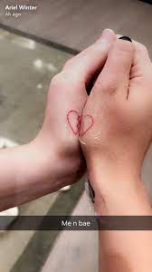 Moreover, she is the voice of sofia the first from the. Ariel Winter Bekam Eine Tatowierung Von Kase An Ihrem Finger Ist Unser Neuer Held