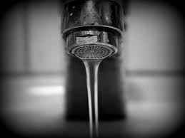 Wasserhähne in bad und küche werden täglich benutztund dadurch verschmutzt und glanzlos, es kann mit der zeit auch zu verstopften rohren kommen. Wasser Spritzt Aus Wasserhahn In Alle Richtungen Was Tun Kausl Gmbh