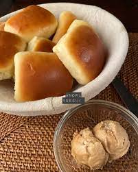 خبز تكساس رود هاوس texas roadhouse rolls انشهر هذا الخبز من مطاعم تكساس رود هاوس واللي يقدموا فيه هذا الخبز كنوع من أنواع الضيافة food hot dog buns snacks