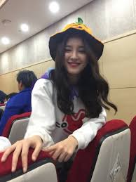 그룹 모모랜드가 '딱지치기'로 한판 승부를 펼쳤다. Rbrk4rqwnppgtm