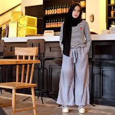 Untuk terlihat lebih trendy pastinya kamu butuh beberapa stel pakaian yang pastinya kekinian banget. Mau Dapat Inspirasi Penampilan Elegan 12 Selebgram Ini Yang Wajib Kamu Follow Dan Kepoin