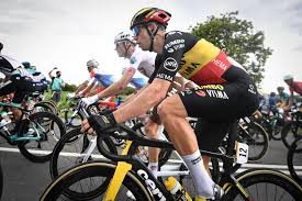Solerende brent van moer rijdt verkeerd in slotkilometer ronde van limburg. 0kj1luj8evscam