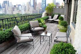 Terdapat tambahan tangga pada balkon buat menuju ke rooftop. Menarik Inilah 10 Desain Balkon Minimalis Yang Buat Rumahmu Lebi