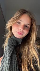 Ellie Wells's Instagram, Twitter & Facebook