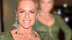 Ybbs, österreich, , mutter, filmkind,. Christine Neubauer Ungewohnt Von Kopf Bis Fuss Sie Uberrascht Mit Wilder Lockenmahne Und Lackschuhen Bunte De