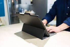 A location or condition in which one has the advantage. Proback Cover Schutzt Das Ipad Pro Und Ladt Dabei Den Apple Pencil Mac Life