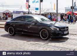 Mercedes Benz Classe Noir Cla Compacte Berline De Luxe A Quatre Portes Avec Diamond Calandre Conduisant A Helsinki En Finlande Europe Photo Stock Alamy