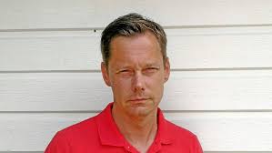 Nyfikna filmade flicka som hoppade från tak