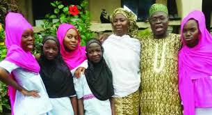 Akintola nació en ogbomosho en la familia de akintola akinbola y akanke, su padre era comerciante y descendía de una familia de comerciantes. When I Want To Romance My Wife I Send My Kids On Errand Akintola Punch Newspapers