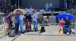 Fans de Molotov y El Tri esperan desde temprano conciertos en Foro Rosales de las Fiestas del Pitic en Hermosillo