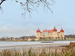 Der prager frühling mitte der 60er wurde von einer welle neuer tschechischer filme begleitet, die weltweite beachtung fanden. Drei Haselnusse Fur Aschenbrodel Drehort Schloss Moritzburg
