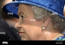 Her majesty the queen 2004 hi-res stock photography and images