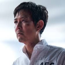 Gi-hun originally survived in the first ending of 'SQUID GAME' “I thought  the person who witnesses the American recruiter woman would be Gi-hun”  (via: THR)