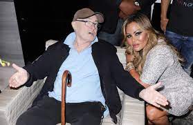 It was originally released on 18 february 1985 on virgin (uk and ireland), atlantic (us and canada), and wea (rest of the world). Phil Collins Ex Frau Versteigert Weitere Private Stucke Des Musikers