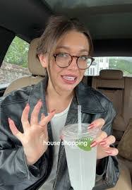 Tabitha House's Instagram, Twitter & Facebook