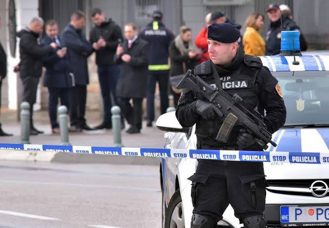 Црногорската полиција заплени заштитена ИТ опрема и над еден милион евра во кеш, AI generated