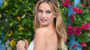 Every outfit lily james has on in the film is stunning and i know for all you mamma mia fans out there you are thinking where can i get outfits similar well this is where i'm here to help. Lily James 15 Fakten Uber Die Britische Schauspielerin Stern De