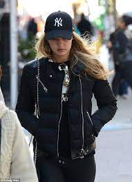 Gigi Displays Her Taut Stomach In Instagram Snap Cap Outfits For Women Cap Outfit Baseball Cap Outfit Casual