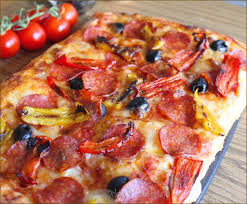 Setacciamo la farina su un tavolo con uno scivolo, mescoliamo con un mango e sale. Pizza Diavola O Alla Diavola Con Salame Peperoni E Olive Nere Ricette Idee Alimentari Pizza