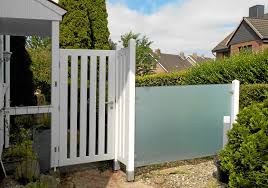 Gartenpforte Mit Sichtschutz Aus Sicherheitsglas In 2020 Holz Im Garten Sichtschutz Garten Gartenturen