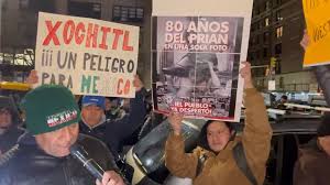 Videos | Migrantes mexicanos protestan contra Xóchitl Gálvez en Nueva York  | Aristegui Noticias