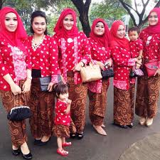 Selain menyediakan kain tenun seperti blanket, baron, endek, rangrang, jumput, dll. 50 Model Kebaya Kutu Baru Modern Brokat Terbaru 2020 Bergaya
