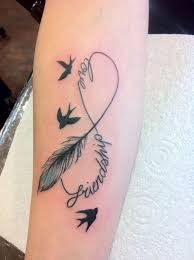 Tatuajes De Infinito Con Significado Ideas Y Disenos Bff Tatuajes Disenos De Tatuaje Para Parejas Tatuajes De Plumas Indias