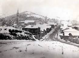 Cfb), although other sources define it as cwb, which is more common for its tropical location, except for the definition of a dry season, there is no greater difference in climate modeling of the plateau climates. Serafina Correa Neve 1965 Prati Com Br