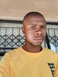 What does a dream about a house with many people crying mean?