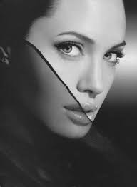 Epingle Par Timiq34550 Sur Photos En Noir Et Blanc Avec Images Angelina Jolie Photo Visage Photo En Noir